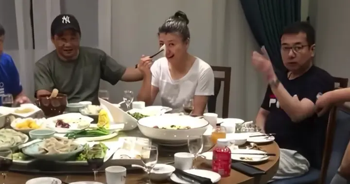 闫学晶吃饭被拦着不让拍，来喜急了，她却还在夹饺子。