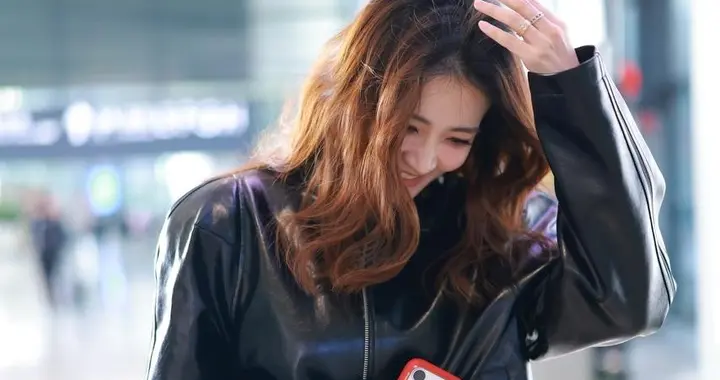 徐璐现身机场，身穿黑色皮衣搭配灰色毛衣简约时尚
