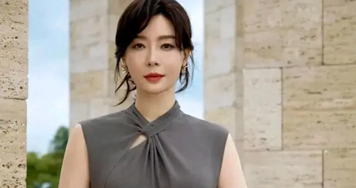 陈数不愧是最美70后，五十多岁的了气质还这么好，不得不服气！