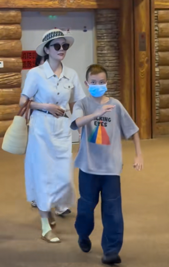 杨乐乐和儿子被偶遇，10岁沐沐叛逆期染黄发，网友：像秃顶小老头