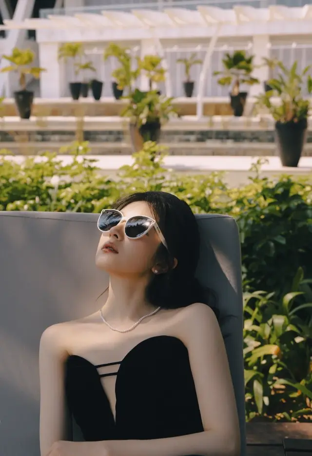 李兰迪“跑步”进入夏天！穿一席黑色丝绒礼服搭白裙，公主驾到啦