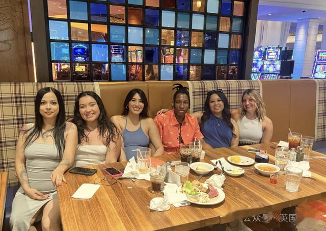 美国30岁网红“娶”5个老婆生了11娃！自曝能同时满足所有人