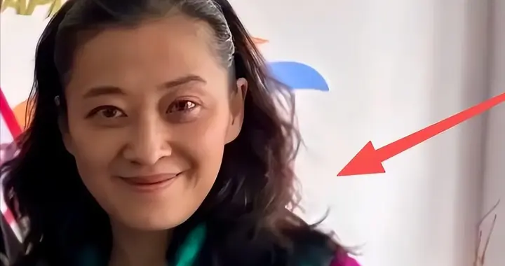 50岁梅婷断崖式衰老！蓬头垢面黑眼圈严重，穿衣土气，现状太心酸