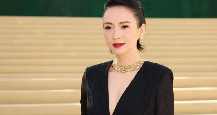 章子怡离婚后状态大回春！一袭黑色深V裙配盘发，美得优雅高级