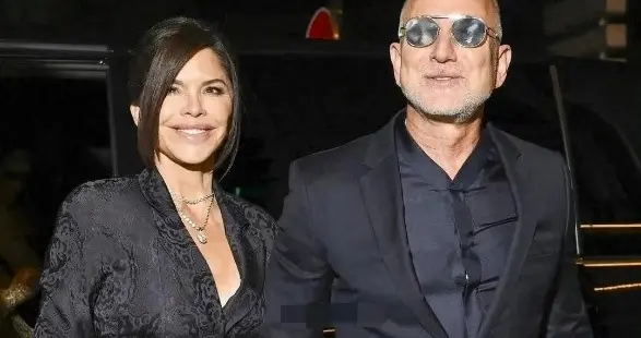 桑切斯婚后简直脱胎换骨！颜值回春贵妇风范，总是深情望着贝佐斯