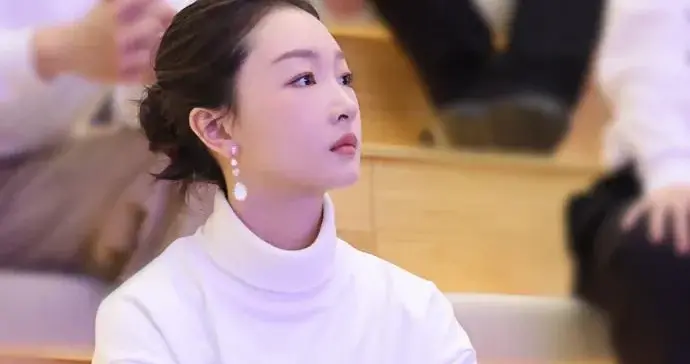 周冬雨增肥后气质大变！穿白色卫衣+黑色纱裙，简约又高级！