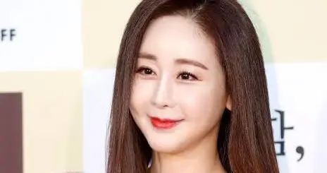 韩国女星嫁小18岁中国男子，离婚两年后仍一起生活，坦言：戒不掉