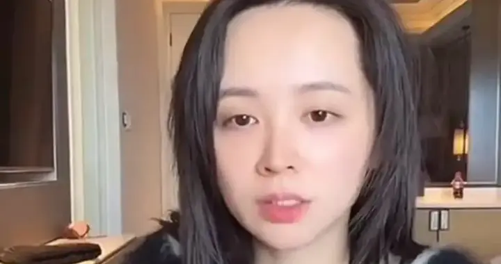 邓莎直播回应离婚财产，靠自己才有底气，首度松口聊小女儿