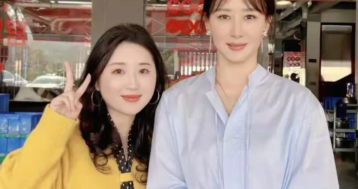 胡静街头吃大排档，高挑身材白皙皮肤，一身朴素穿搭也这么亮眼