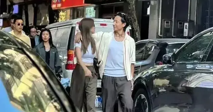 吴千语/施伯雄逛街！男方发福被指像大叔，结婚两年未育仍甜蜜