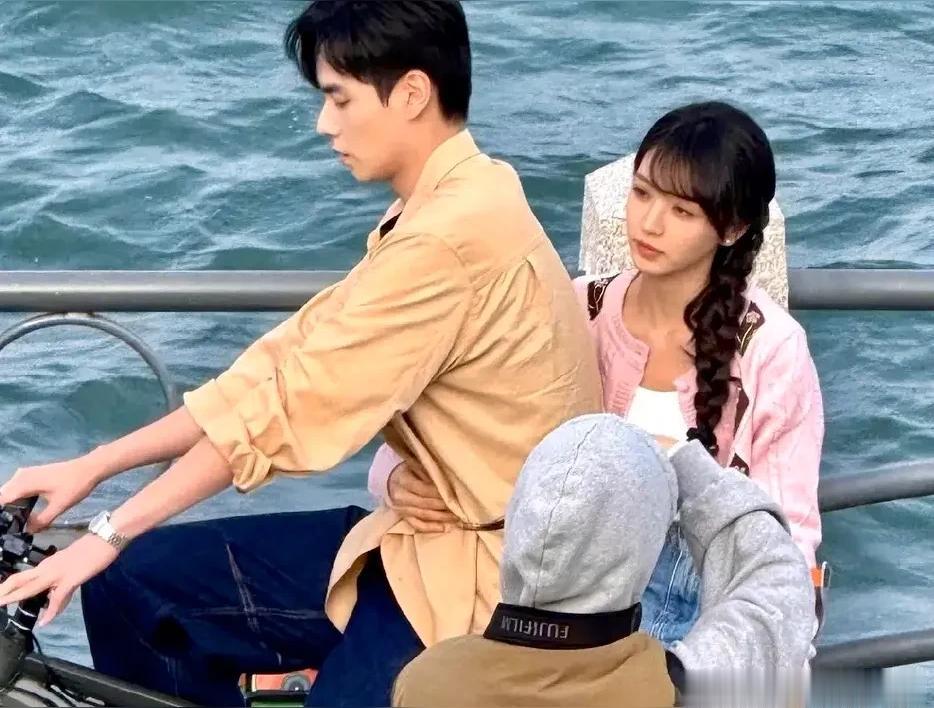 田曦薇胡一天青岛拍戏被偶遇 田曦薇扎麻花辫又白又美 胡一天帅气