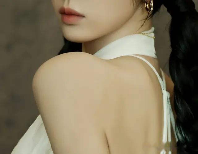 田曦薇：美人香肩明眸，清纯萌妹！