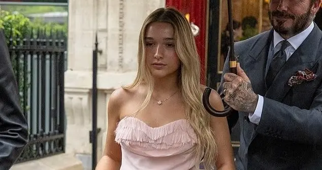 14岁的小七长高成熟了很多，她好像美黑了老爸亲自给打伞满眼自豪