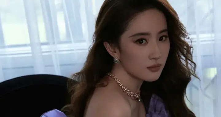 刘亦菲紫色礼服，长腿迷人