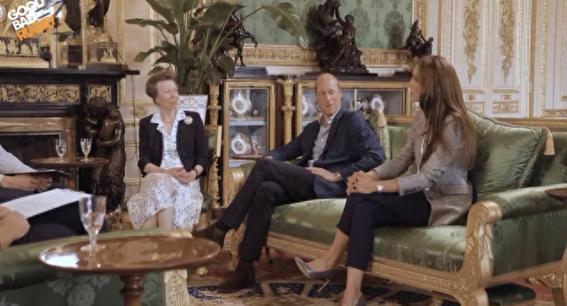 凯特上博客好放松翘二郎腿晃动脚，威廉看她的眼神好有爱，真甜蜜