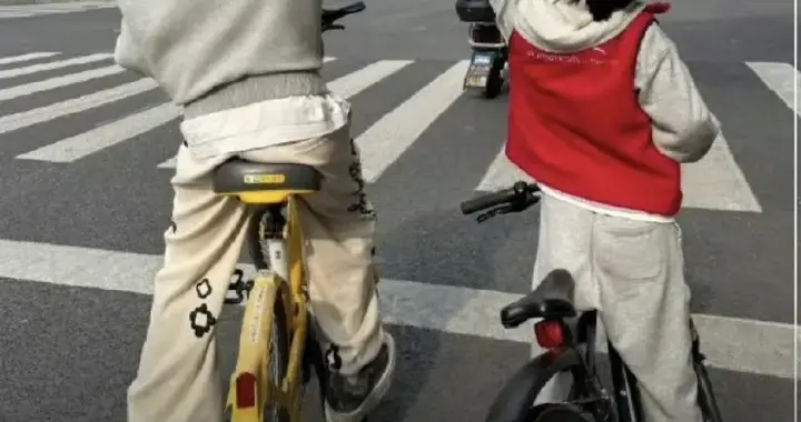 黄晓明就带娃骑行道歉，本想秀父子情，但孩子没到骑车上马路年龄
