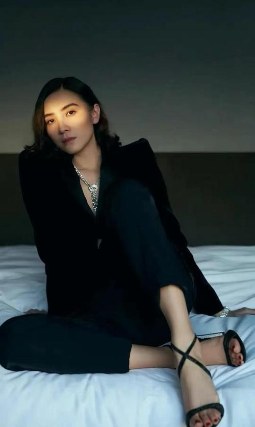 宋佳的眼神拉丝了！王鹤棣魅力随时随地发射，真是长在宋佳的审美