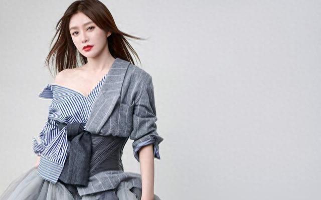 44岁秦岚高调官宣恋情! 承认两人同居, 34岁的魏大勋终于有名分了!