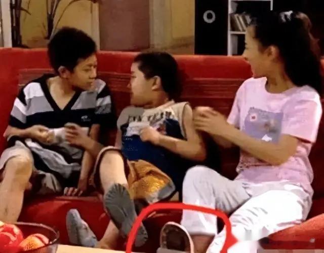 《家有儿女》中明目张胆的穿帮镜头，导演是认为观众看不见吗？