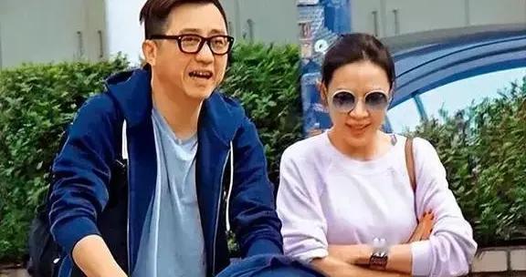 庾澄庆张嘉欣再婚九年，接爱女放学