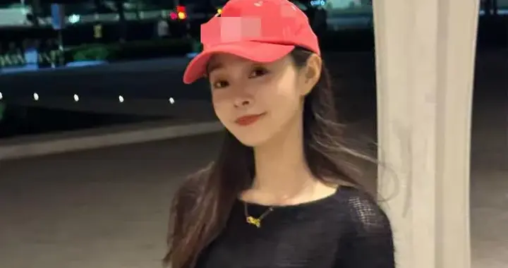 宋轶私服穿搭真简约！黑色针织衫+阔腿裤+棒球帽，休闲随性又时髦