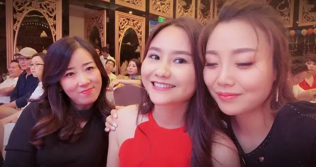 “塞娅公主”张恒晒全家福，老公露脸帅又年轻，俩女儿颜值也好