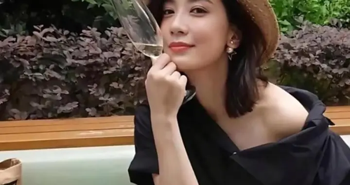 贾静雯的脚丫纤细莹润、娇俏灵动，美到让人沦陷！