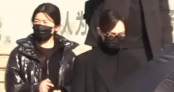 罗晋手捧父亲遗像！唐嫣一身黑衣神情严肃，护送公公骨灰尽职尽责