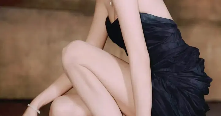 吴宣仪一袭抹胸开叉裙，窈窕曲线好撩人！