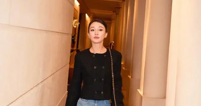 被50岁的“周迅”惊艳了！穿黑色小香风+阔腿裤，高级又洋气！