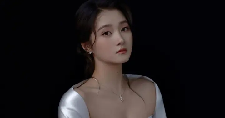 关晓彤银裙写真，魅力无限