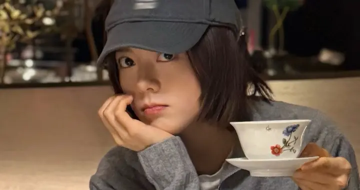 赵今麦换新造型美到封神！灰色短外套搭牛仔裤好元气，戴眼镜好酷