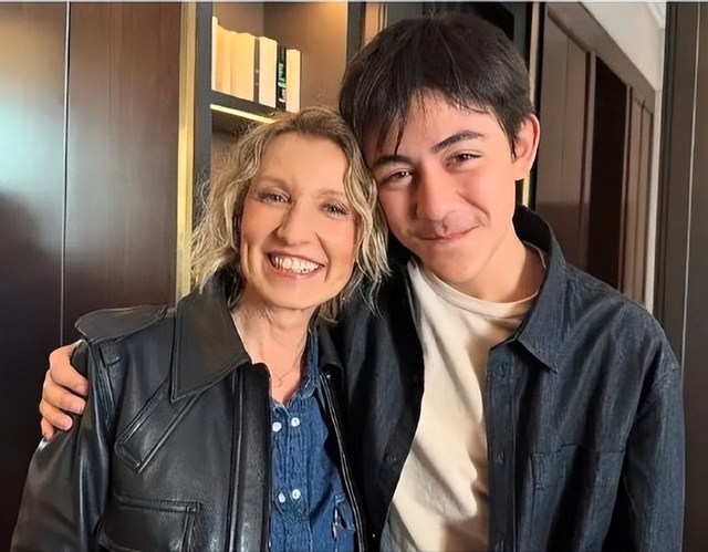 刘烨儿子模样大变，14岁就登上法国新闻，一圈胡子让人移不开眼