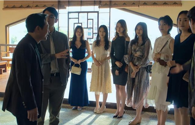 《猎冰》陪酒女腹部赘肉抢镜被吐槽，网友：没去过夜总会就别乱说