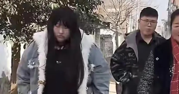 大衣哥女婿上门拜年，脸上没笑容与朱雪梅保持距离，没带礼品