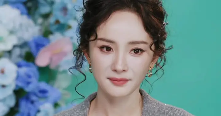 杨幂昨晚直播造型有突破，90年代复古影楼风的泡面卷盘发引发热议