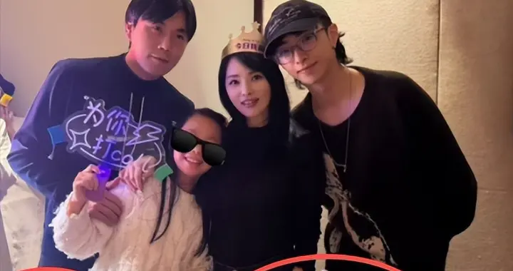 伊能静58岁生日晒全家福，穿黑裙很显清纯，秦昊暴瘦黑又老像父女