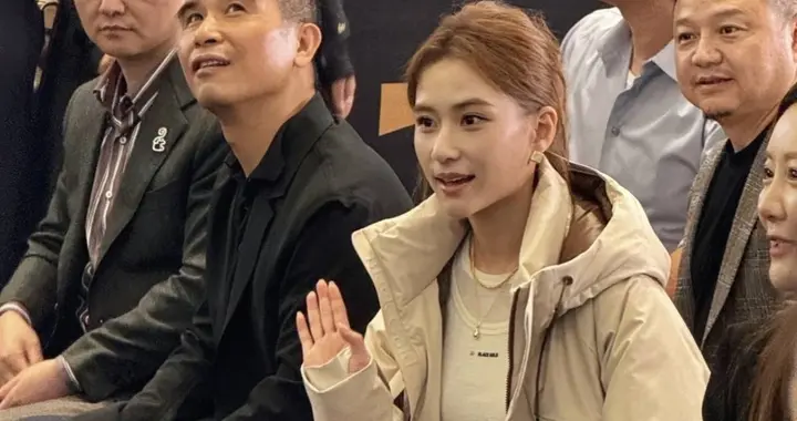 何超莲现身沈阳，人气很高，五官精致脸很小，不接受采访不提窦晓