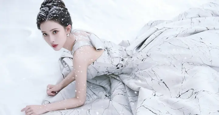 孟子义爱奇艺尖叫之夜红毯造型抢先看，俯趴雪地之上化身冰雪女王