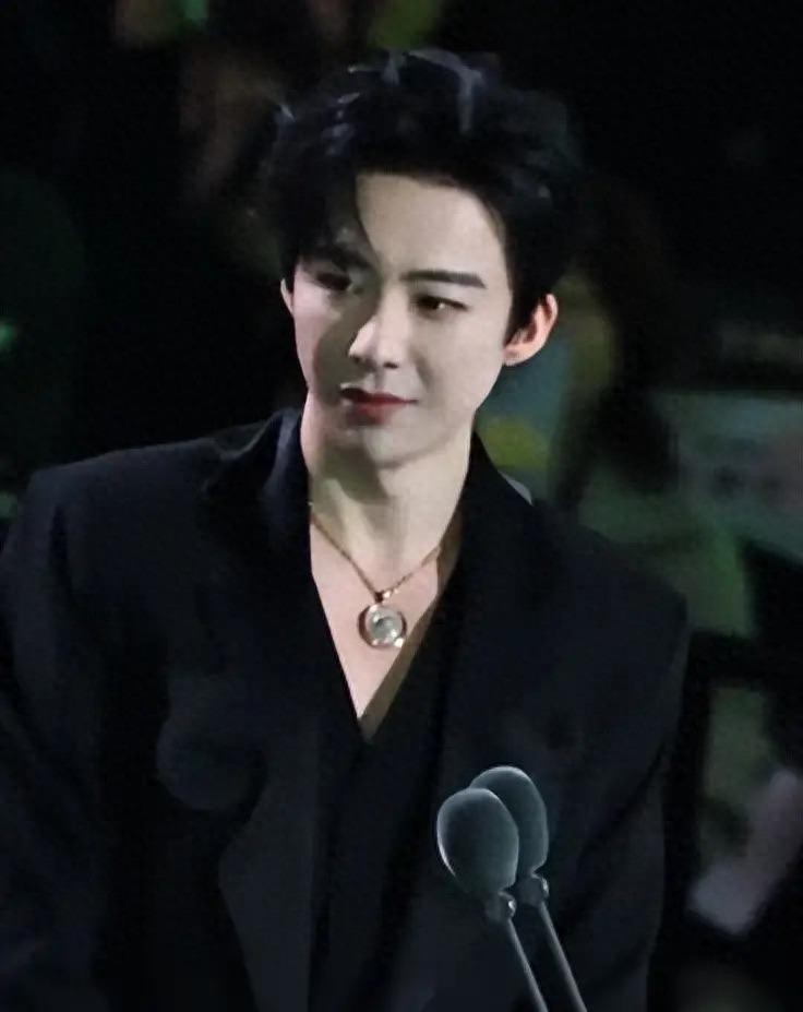 星光大赏这一晚，37岁倪妮秒了27岁赵露思，才知清爽和油腻的区别