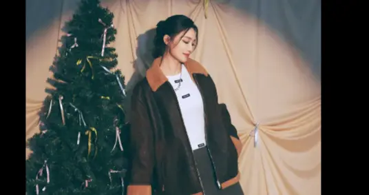 李沁灰色皮衣搭配长靴，身材超好，女王范十足！