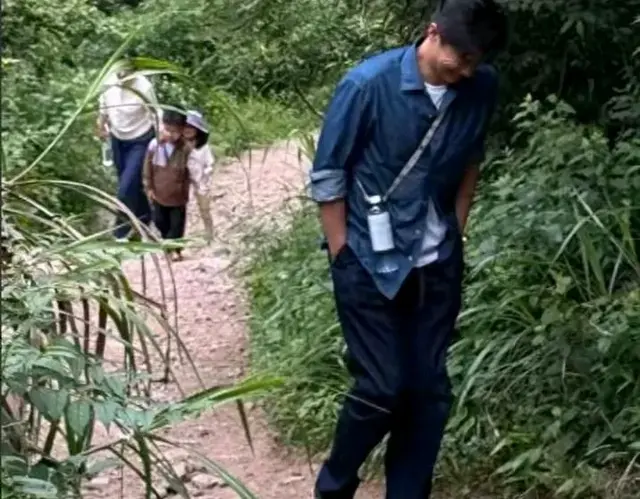 朱丹周一围端午节带娃爬山好温馨，7岁女儿和四岁儿子都近视了？