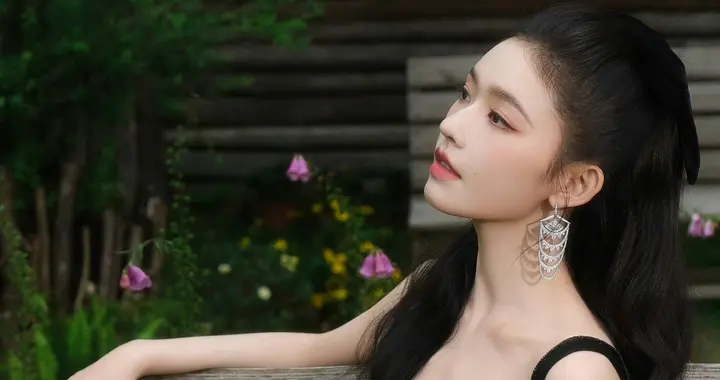 林允深V吊带裙，好美