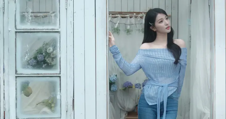 王楚然浅蓝露肩上衣搭牛仔裤，清新似花中精灵