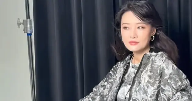 57岁周涛秋冬穿搭：大衣+阔腿裤+黑鞋，贵气又时髦，美出新高度