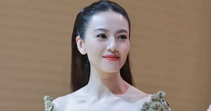 顶级骨相碰撞！49岁曾黎和46岁高圆圆同框，周围的人瞬间黯然失色