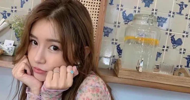 陈赫二婚妻子红毯生图，脸肿油光被指玻尿酸过多