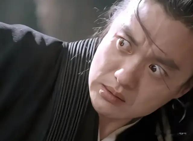 周一围演技又翻车了！对着陈都灵从腰臀摸到肩膀，网友吐槽太油腻