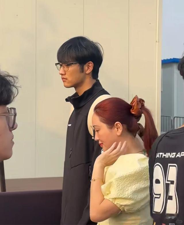 金莎和孙丞潇逛环球，打扮老气和男友像母子，孙丞潇一脸不耐烦