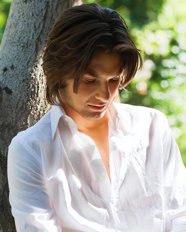 男人40岁后，如果发量太少，这3款发型建议试一试，显发量还时尚